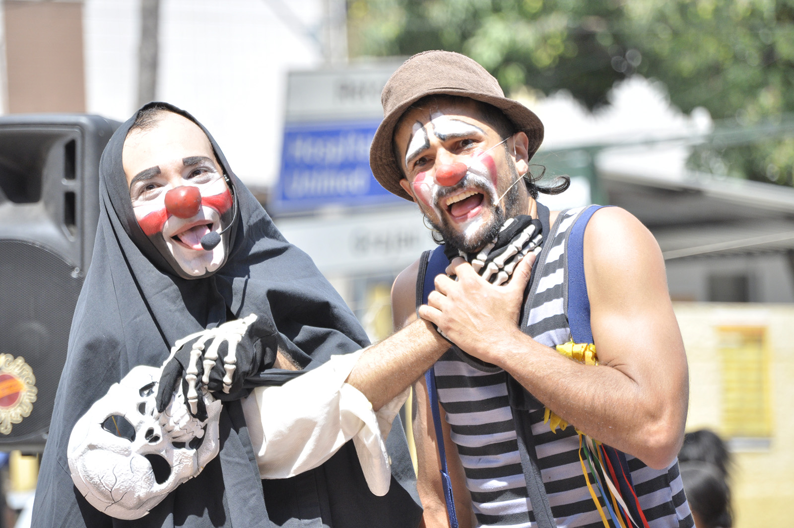 Dupla de palhaços do espetáculo Pequeno Grande Encontro, um com máscara e luva de esqueleto
