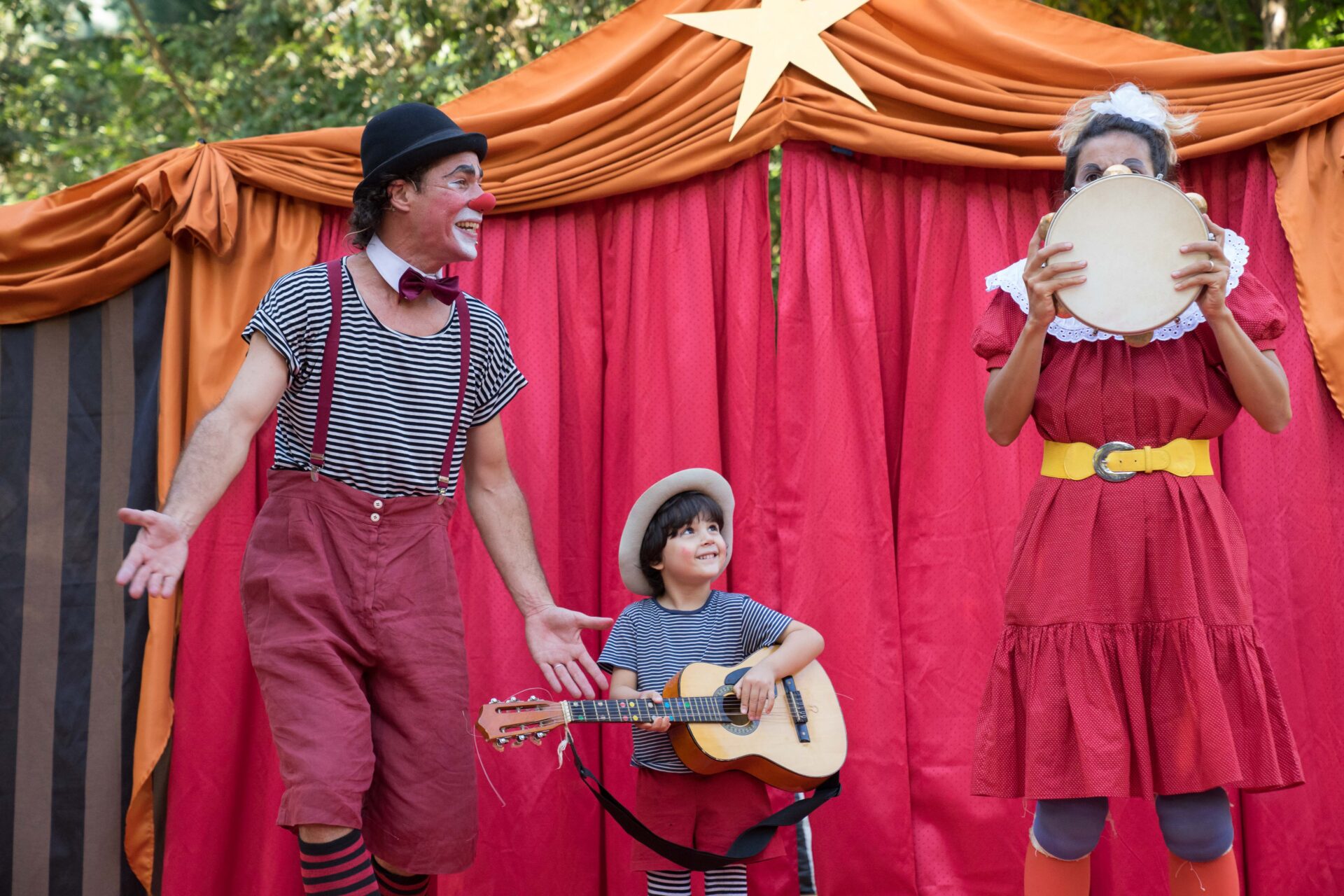 Diogo Dias, criança e Dagmar Bedê no espetáculo Circo de Família